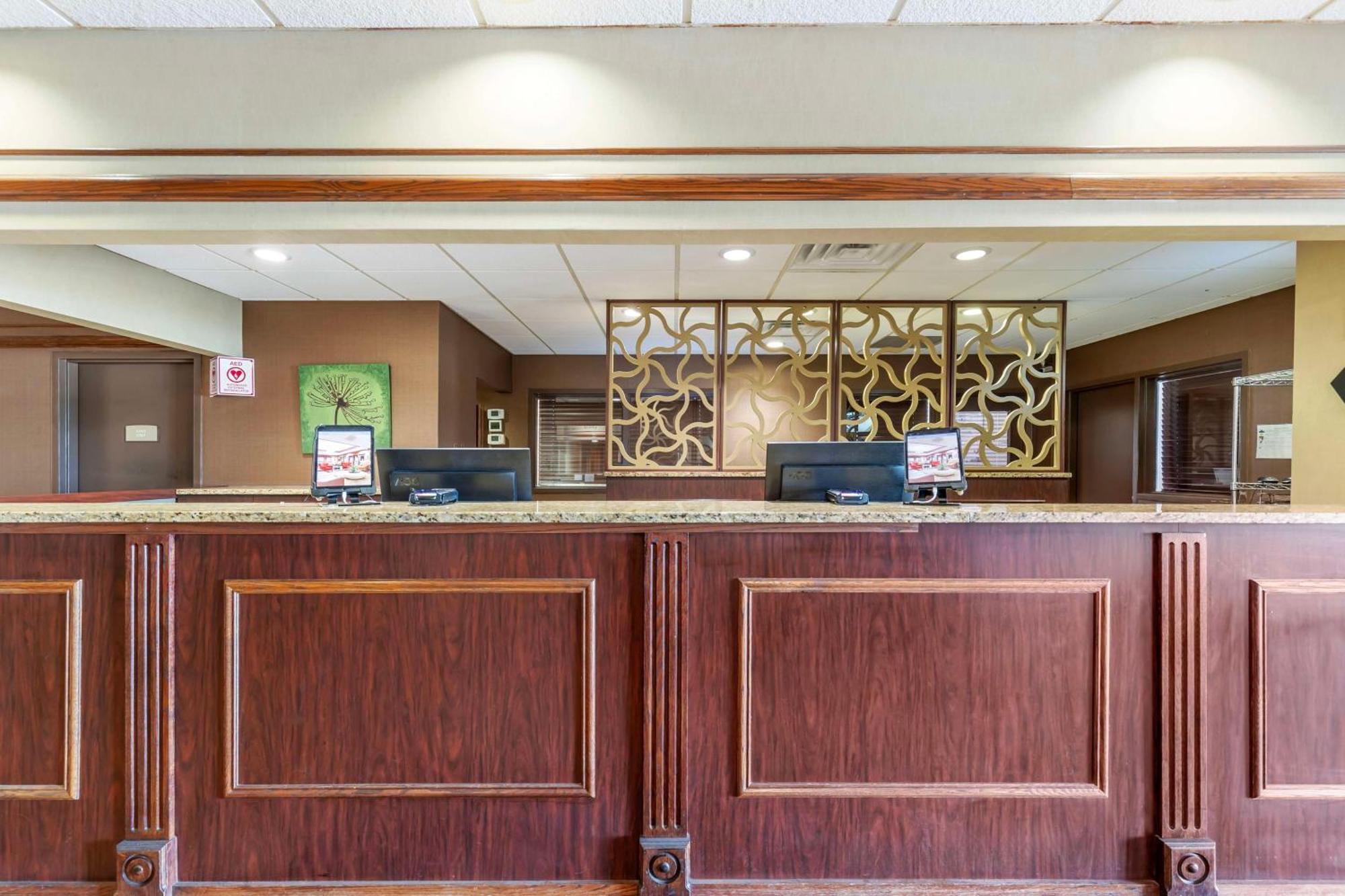 Best Western Plus Steeplegate Inn Дейвънпорт Екстериор снимка